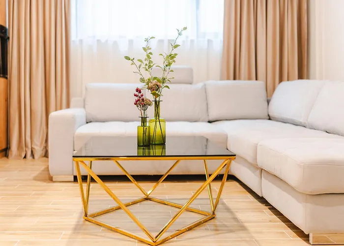 Chic Modern - Work-friendly & Comfortable Апартаменти